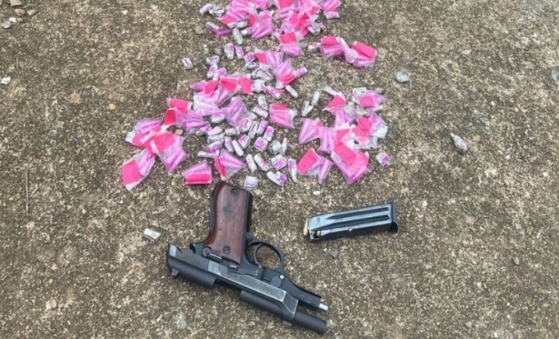 Polícia apreende drogas e arma de fogo em operação no distrito de Itaperuna