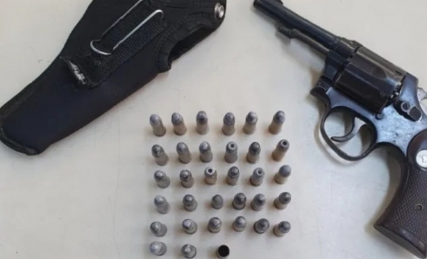 Polcia Civil apreende arma e munies durante cumprimento de mandado em Itaperuna
