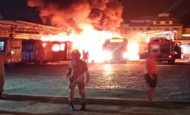 Bombeiros so acionados aps incndio na garagem da Viao Santa Lcia em Itaperuna