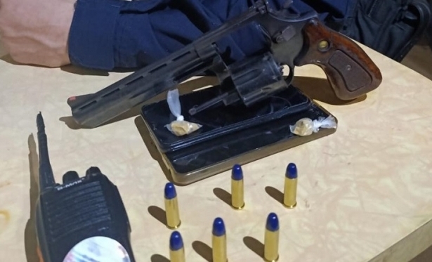 Jovens são presos por invasão de domicílio e porte ilegal de arma em Itaperuna
