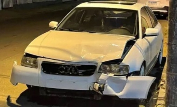 Motorista abandona carro e foge aps acidente de trnsito em Itaperuna