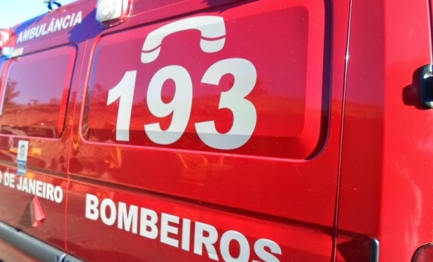 Caminhão carregado com vidros tomba na RJ-220 entre Natividade e Itaperuna