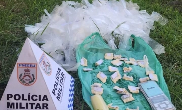 Polícia encontra esconderijo de drogas no Morro da Terra Vermelha, em Itaperuna