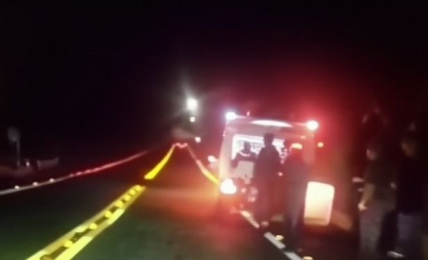Dois jovens ficam feridos após acidente de moto na BR-356, em Italva