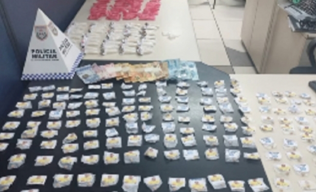 Polícia apreende 179 pedras de crack e prende jovem por tráfico em Itaperuna