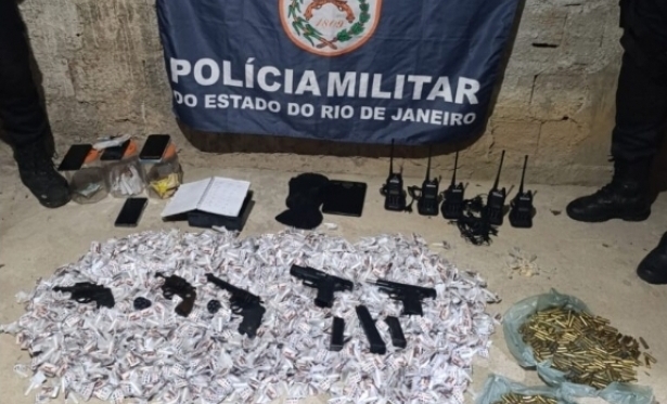 Opera��o da PM em Bom Jesus do Itabapoana prende quatro e apreende arsenal e drogas