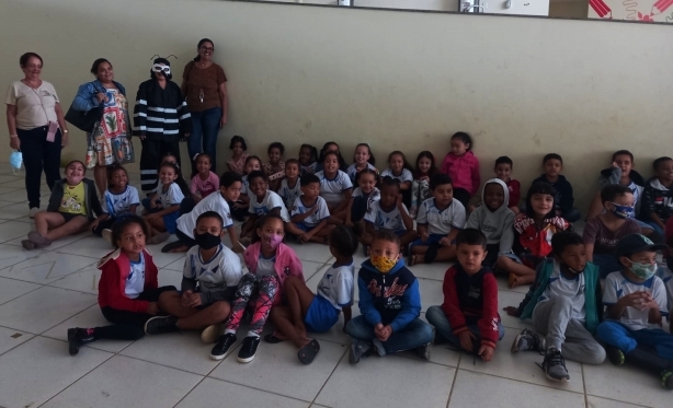 Equipe da Secretaria de Sade de Itaperuna realiza ao educativa na Escola Santa Paz