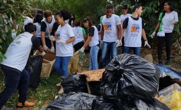 Campanha de limpeza retira dois caminhes de lixo e uma moto do Rio Paraba do Sul, em Cambuci