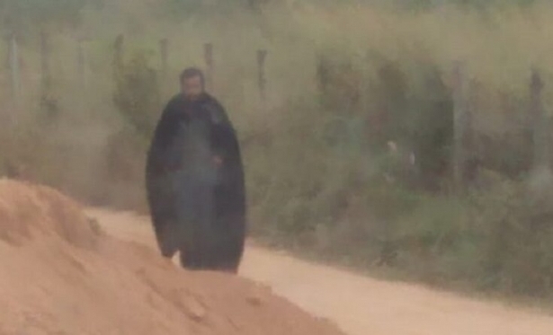 “Homem da capa preta” anda pela região e assusta moradores