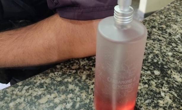 Câmera flagra mulher furtando vidro de perfume em loja no Centro de Bom Jesus do Itabapoana