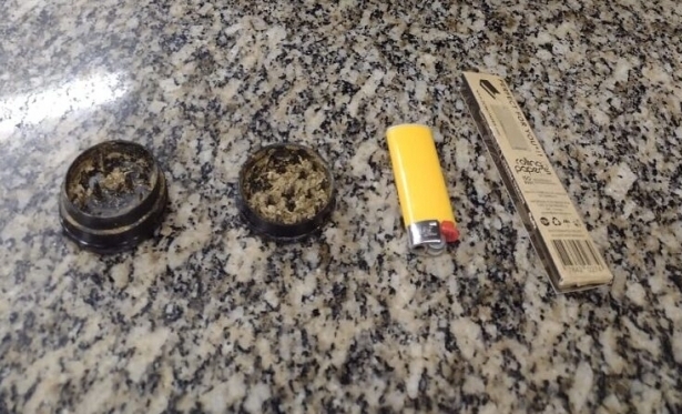 Dupla  flagrada com dichavador e maconha no Centro de Itaperuna.