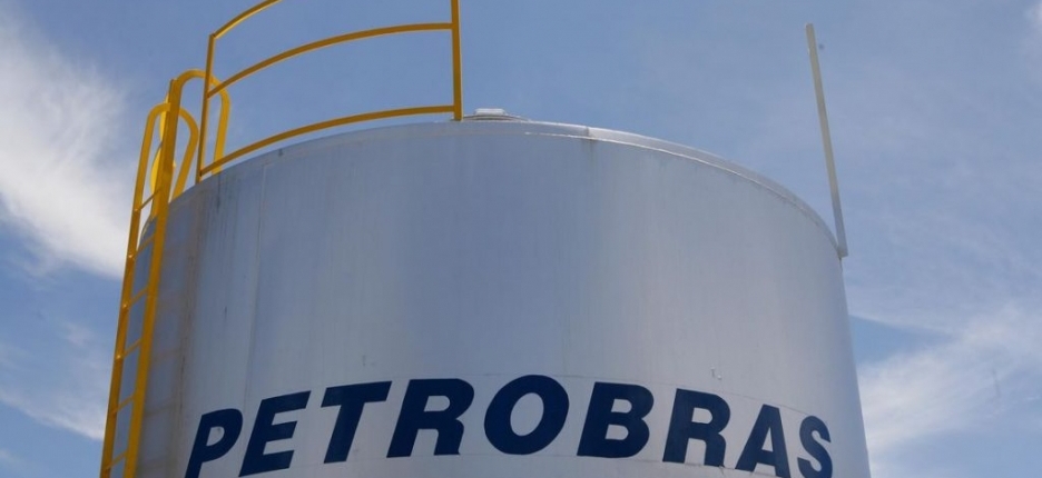 Petrobras anuncia nova redução no preço da gasolina.