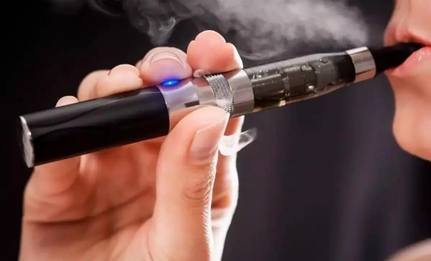 Cigarro eletrônico também vicia e pode causar danos em menos tempo que o cigarro comum.